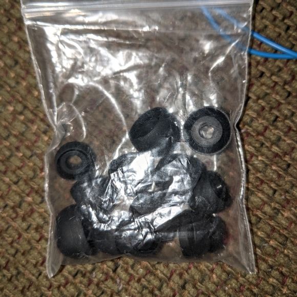 Earbuds - Picture 3 of 4
